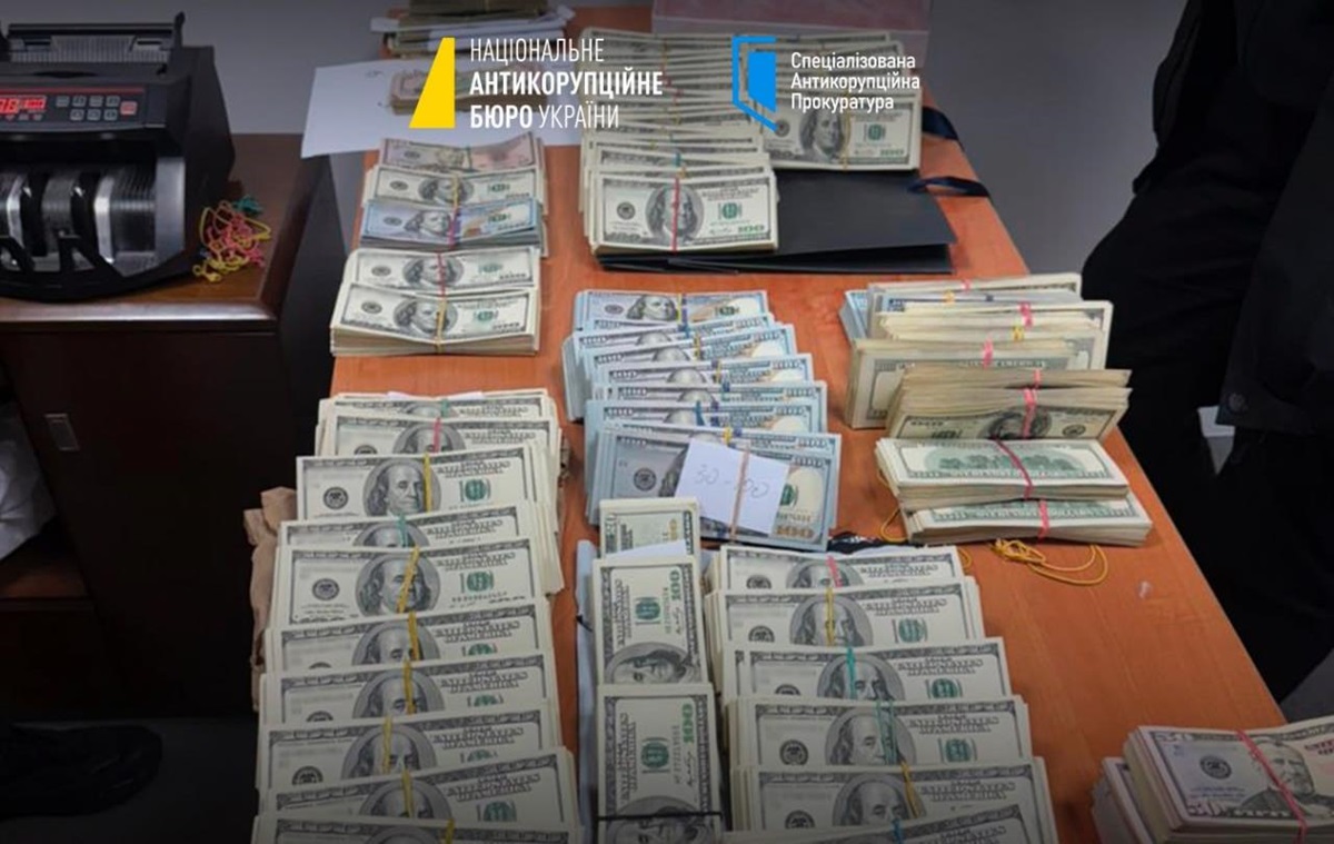 Фото для новини:НАБУ вилучило $850 тисяч на митному пості Луцьк