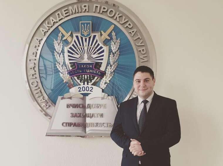 Фото для новини:Начальник управління ОГП Іван Невідомий користується елітним авто під час війни, а родина декларує мільйонні доходи