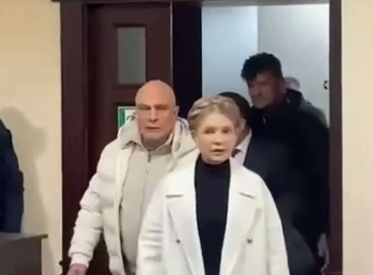 Фото для новини:Навіть не 17-й Тимошенко в суді іронізує над вилученим у неї старим iPhone