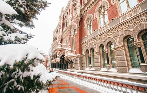 Фото для новини:НБУ збільшив продаж доларів через обвал гривні