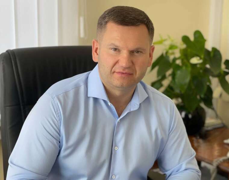 Фото для новини:Нова Toyota Camry під час війни ексочільник Подільської РДА Коваленко показав статки у декларації після звільнення