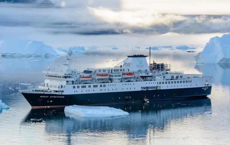 Фото для новини:"Плавуча казарма": Данія відправила в Гренландію радянський корабель
