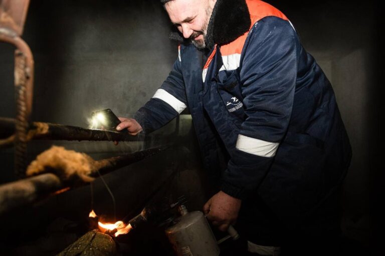 Фото для новини:Ремонтні бригади ЖКГ та Укрзалізниці отримають доплати - Кулеба