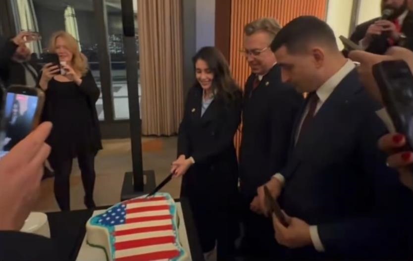 Фото для новини:Республіканцям у Вашингтоні подали трот у формі Гренландії