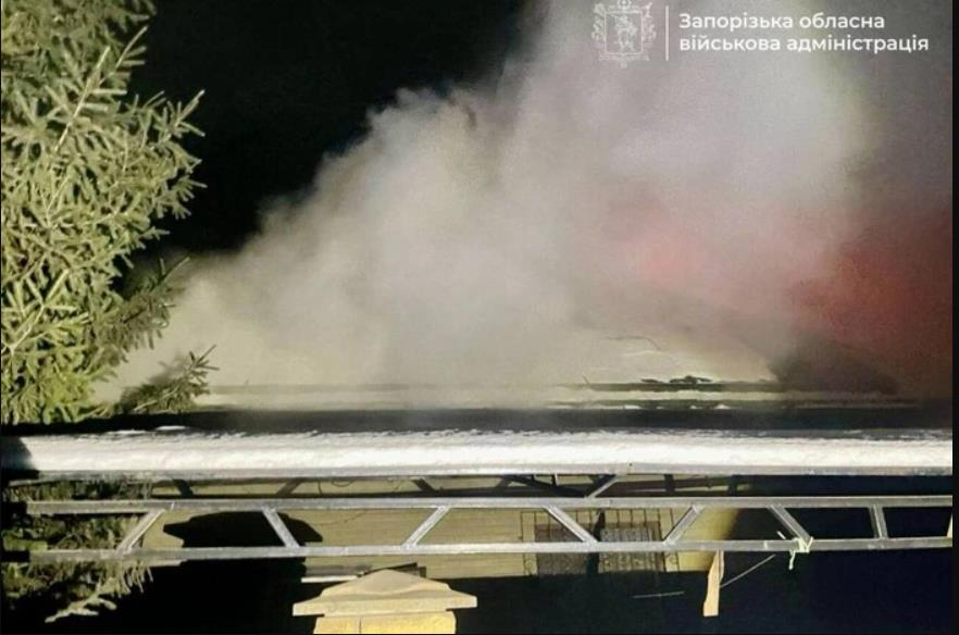 Фото для новини:Росіяни вдруге за ніч атакували Запоріжжя: пошкоджені будинки