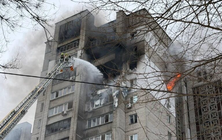 Фото для новини:Росіяни влучили дроном в житловий будинок у Дніпрі