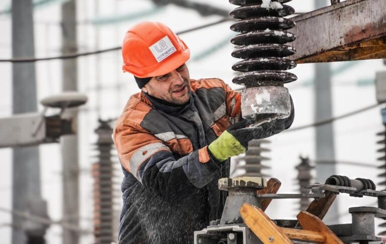 Фото для новини:Шмигаль: В ремонтних бригадах 15 тис. енергетиків