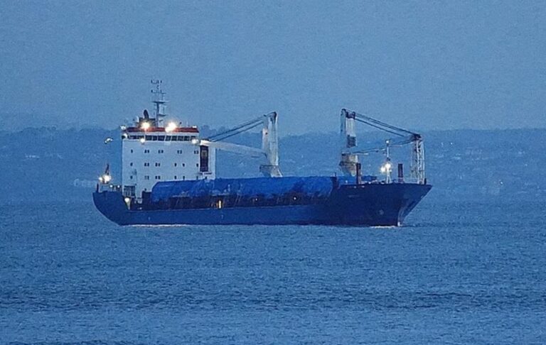 Фото для новини:Стояло над кабелями: британські військові вигнали судно РФ зі своїх вод