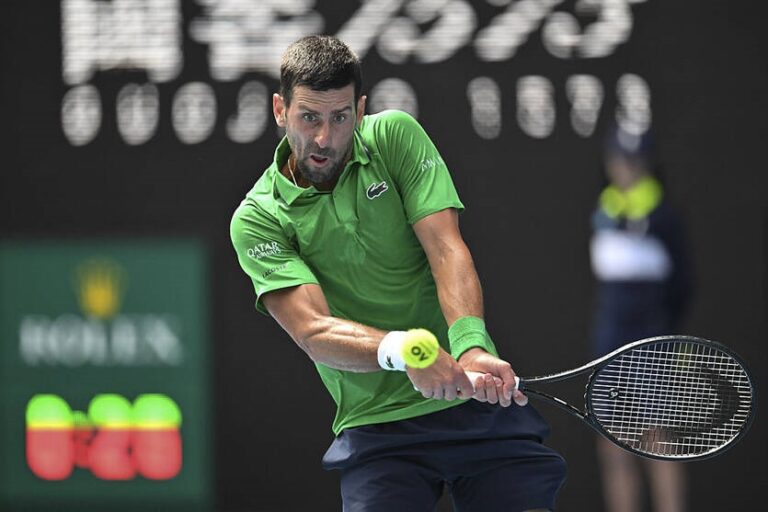 Фото для новини:Технічні перемоги вивели Джоковича до півфіналу Australian Open