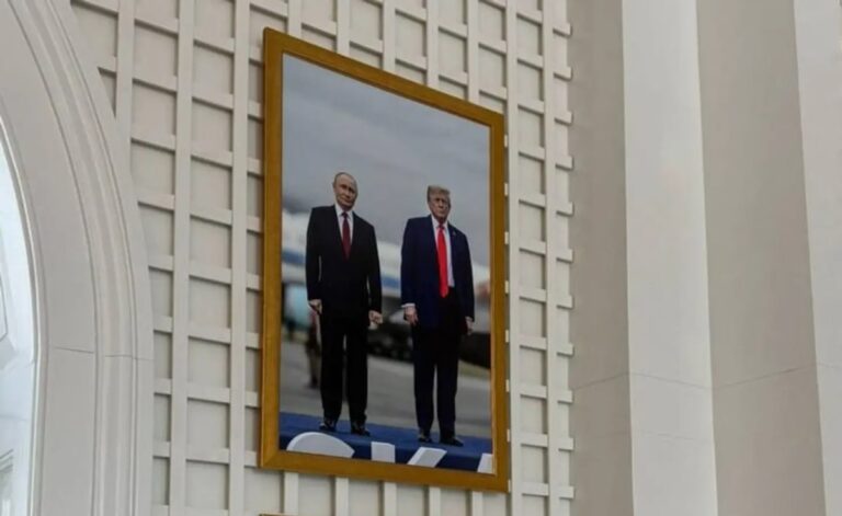 Фото для новини:У Білому домі повісили фото Трампа з Путіним