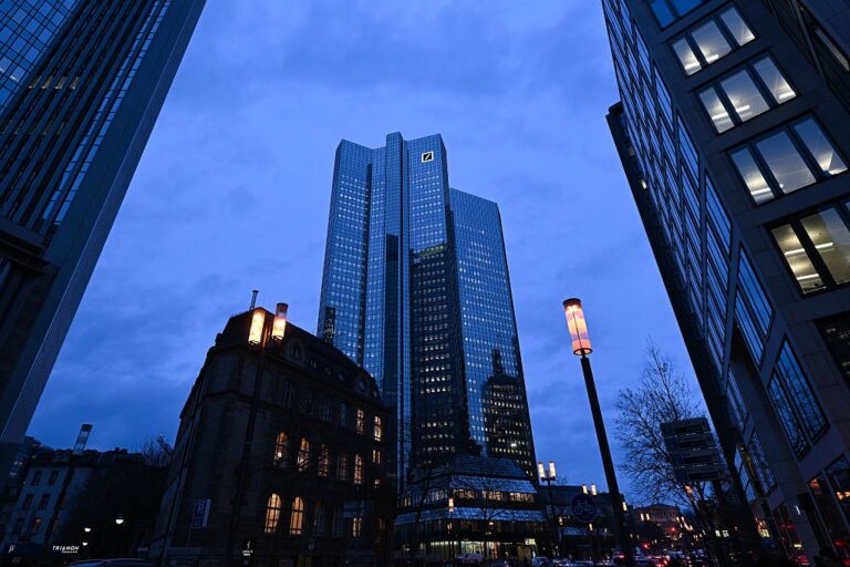 Фото для новини:У Deutsche Bank провели обшуки через компанії, пов&rsquo;язаними з Абрамовичем