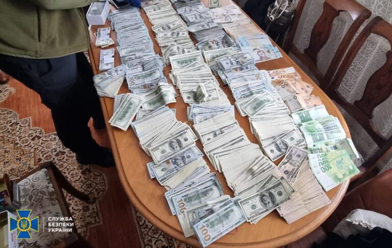 Фото для новини:У голови районної ВЛК вилучили понад $300 тисяч