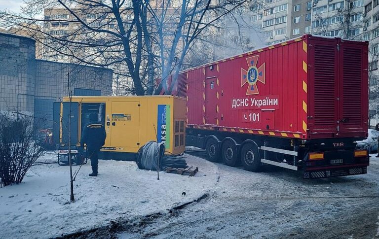Фото для новини:У Києві підключили десятки генераторів до будинків