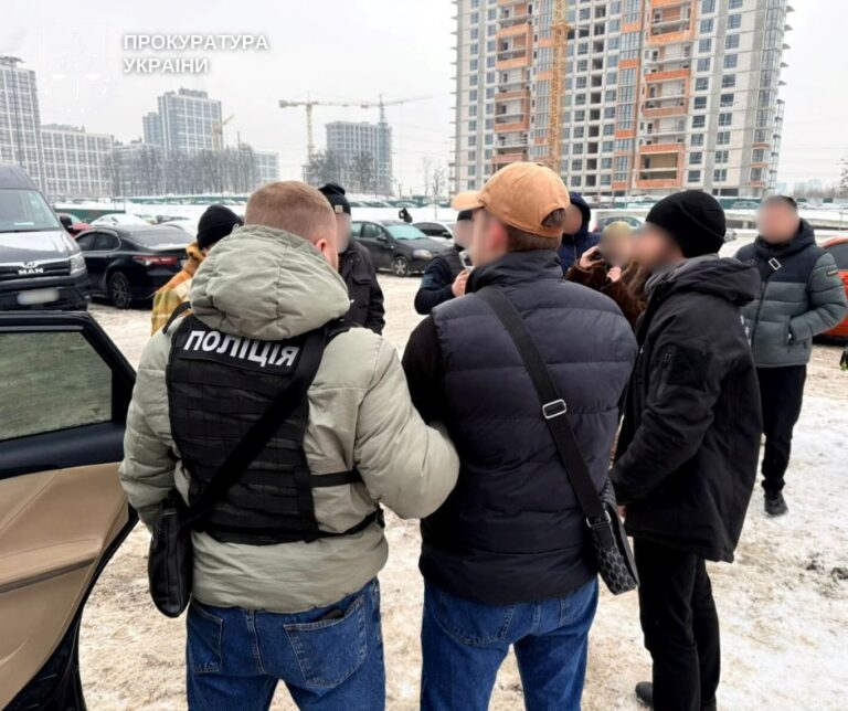 Фото для новини:У Києві викрили чоловіків на збуті фальшивих доларів