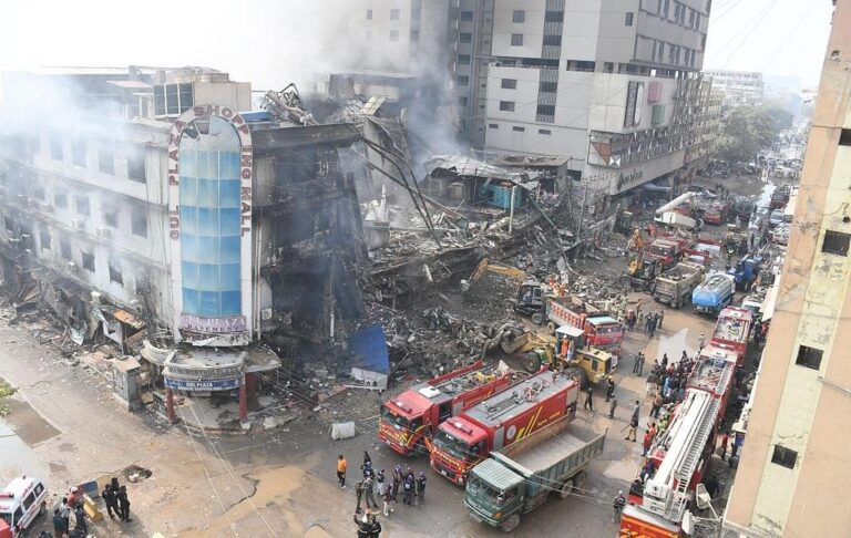 Фото для новини:У Пакистані спалахнув торговий центр: 14 загиблих