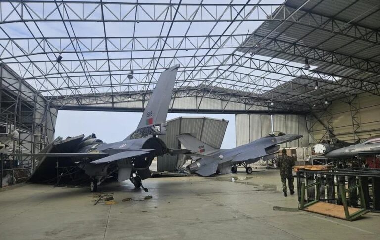 Фото для новини:У Португалії через шторм Крістін пошкоджено два винищувачі F-16