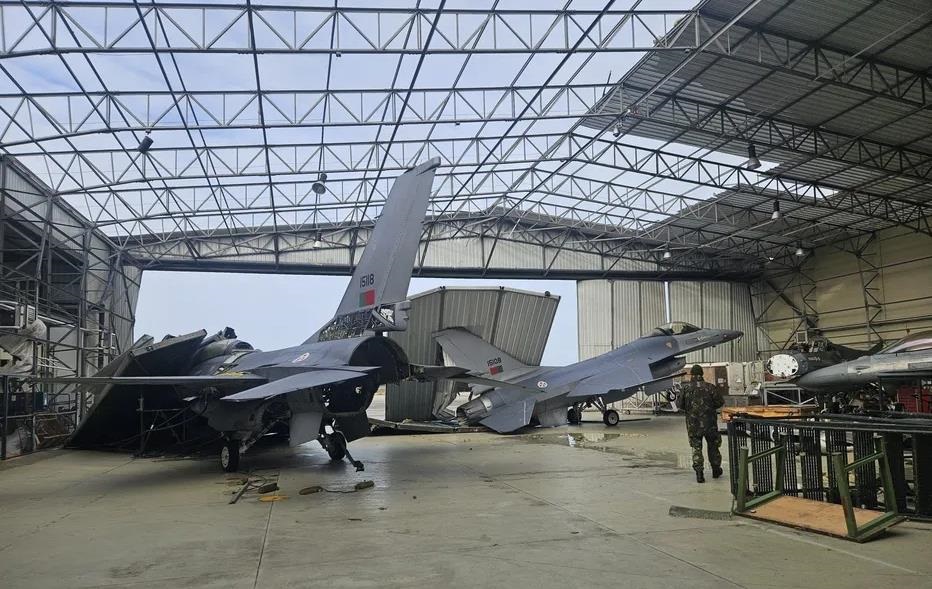 Фото для новини:У Португалії через шторм Крістін пошкоджено два винищувачі F-16