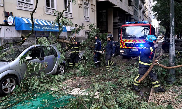 Фото для новини:У Португалії внаслідок шторму Крістін загинули п'ятеро людей