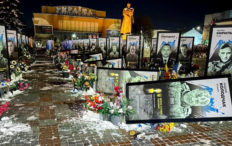 Фото для новини:У Рівному жінка пошкодила портрети загиблих Героїв