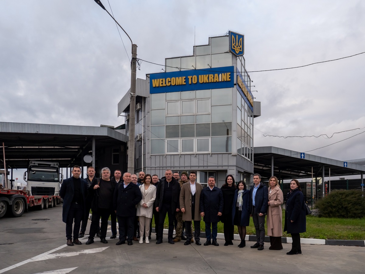 Фото для новини:Україна та Румунія планують збудувати швидкісну дорогу