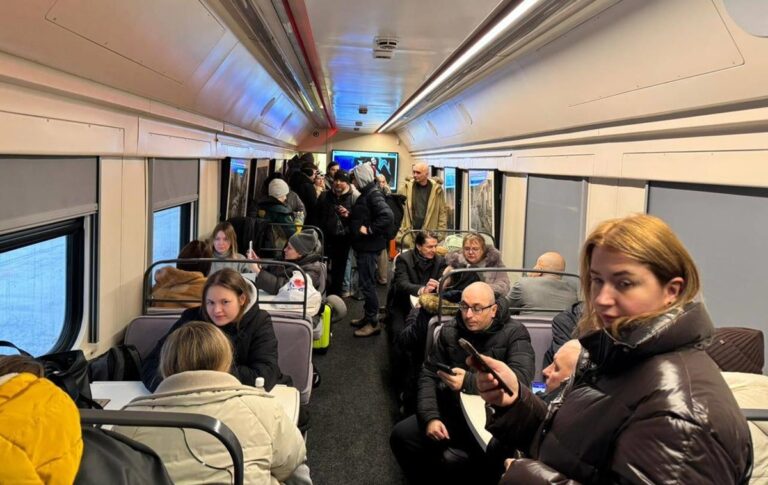 Фото для новини:Укрзалізния відкрила перший "пункт незламності" за кордоном