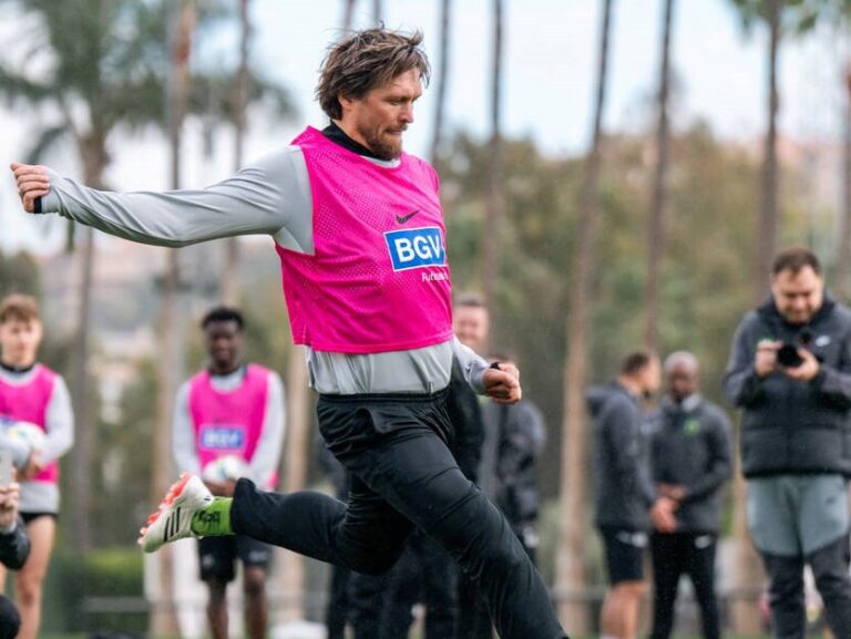 Фото для новини:Усик з'явився на полі в матчі Полісся - Ванкувер