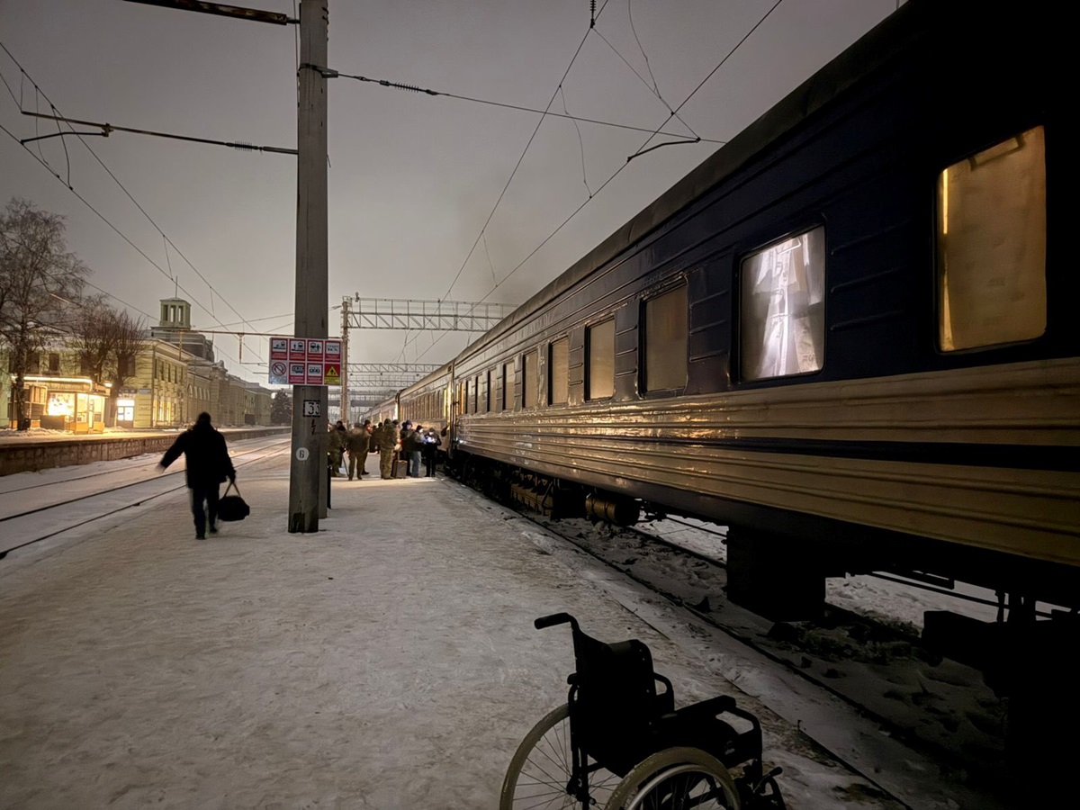 Фото для новини:УЗ пересаджує людей на автобуси через активність російських дронів