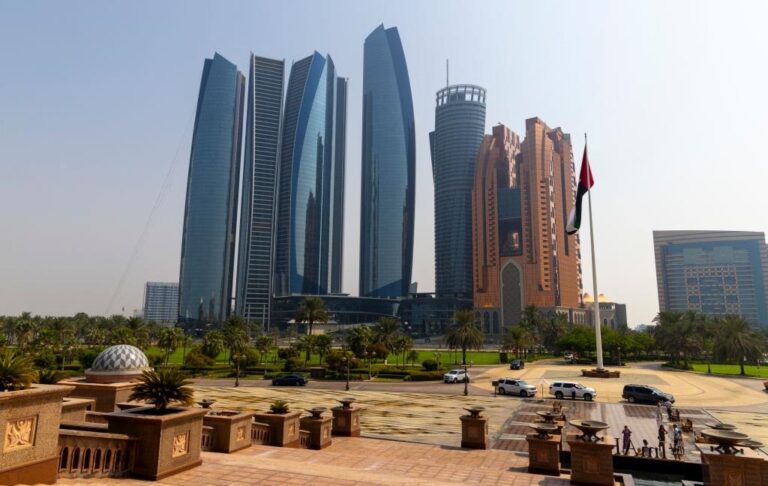 Фото для новини:В Абу-Дабі почалися тристоронні переговори - ЗМІ