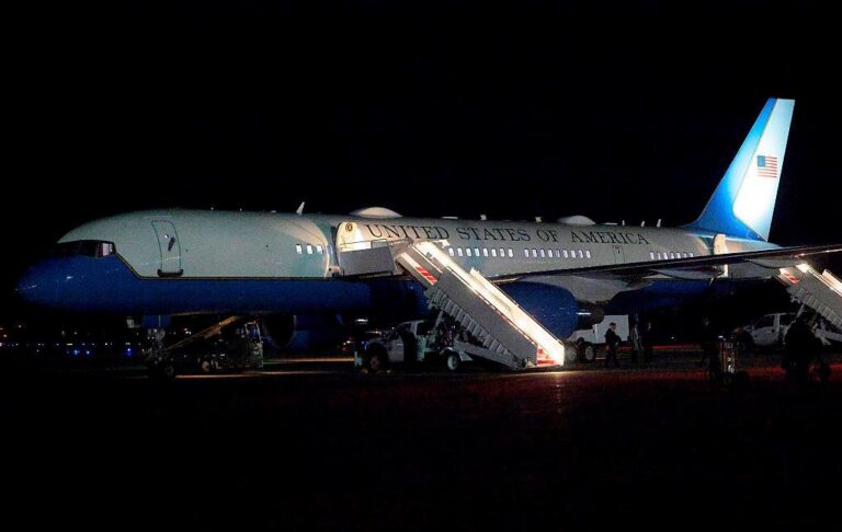 Фото для новини:В літаку Трампа виникли технічні проблеми по дорозі до Давосу - ЗМІ