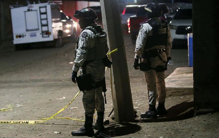 Фото для новини:В Мексиці невідомі на футбольному стадіоні розстріляли 11 людей