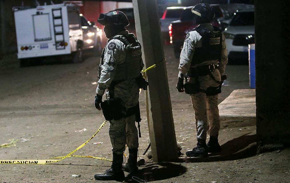 Фото для новини:В Мексиці невідомі на футбольному стадіоні розстріляли 11 людей