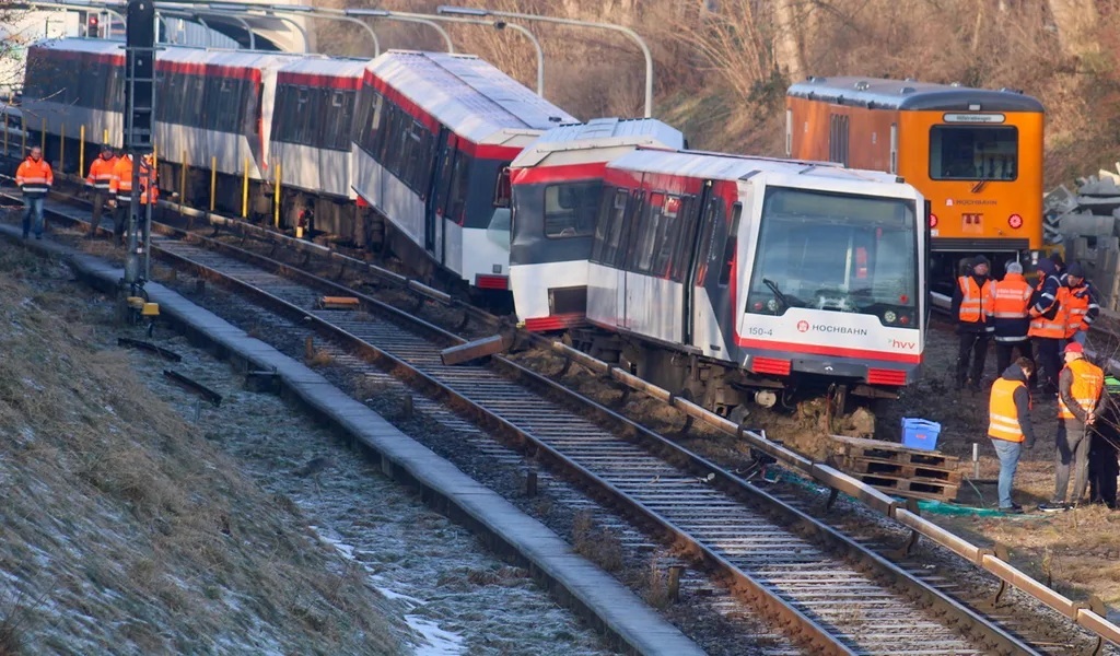 Фото для новини:В Німеччині з рейок зійшов поїзд: пошкоджено зустрічний потяг з пасажирами