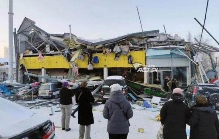 Фото для новини:В Новосибірську обвалився дах ТЦ: є потерпілі