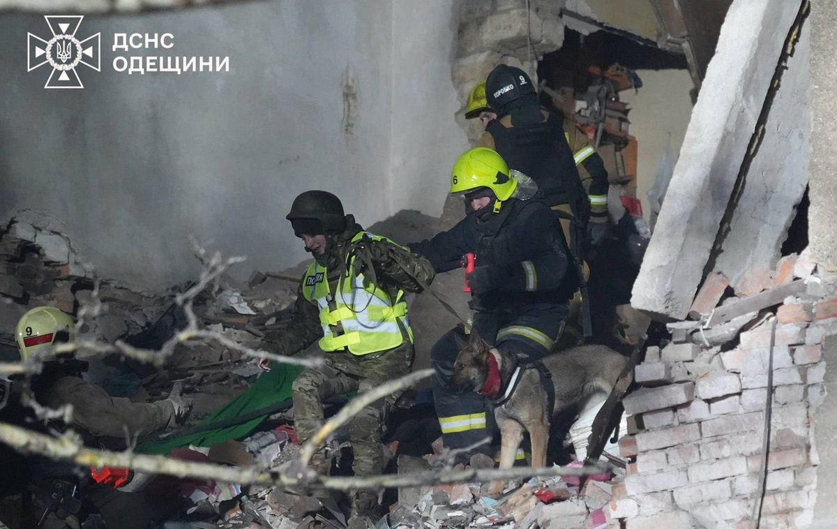 Фото для новини:В Одесі під завалами шукають трьох людей