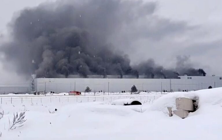 Фото для новини:В російській Калузі спалахнув колишній автозавод Volkswagen