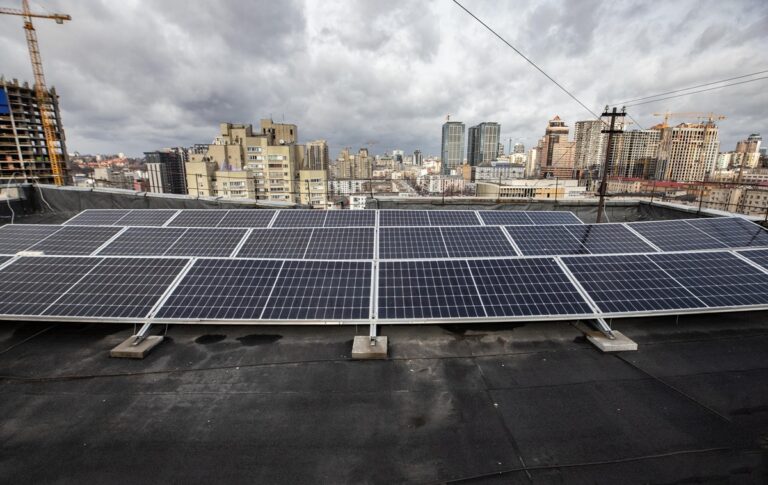 Фото для новини:В Україні спростилися правила встановлення сонячних електростанцій на дахах