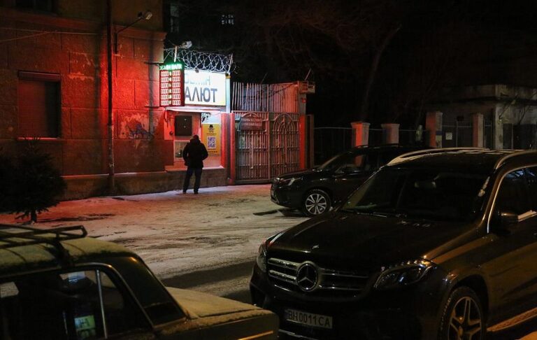 Фото для новини:В Україні впали курси долара і євро