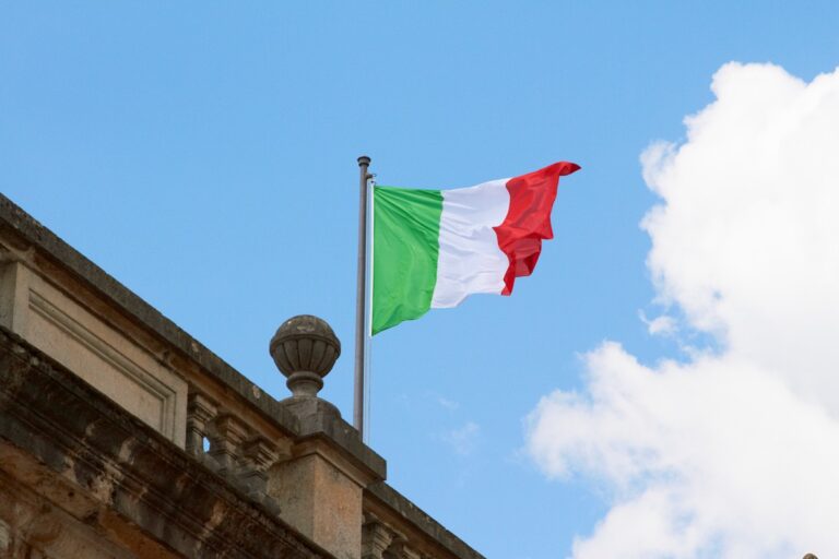 Фото для новини:В Україну прибула перша партія енергетичного обладнання з Італії