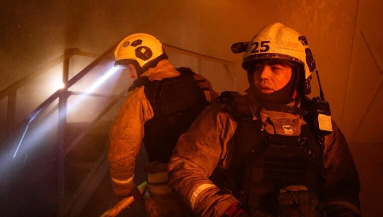 Фото для новини:Вибухи у Харкові: горить квартира, суне ще група БпЛА