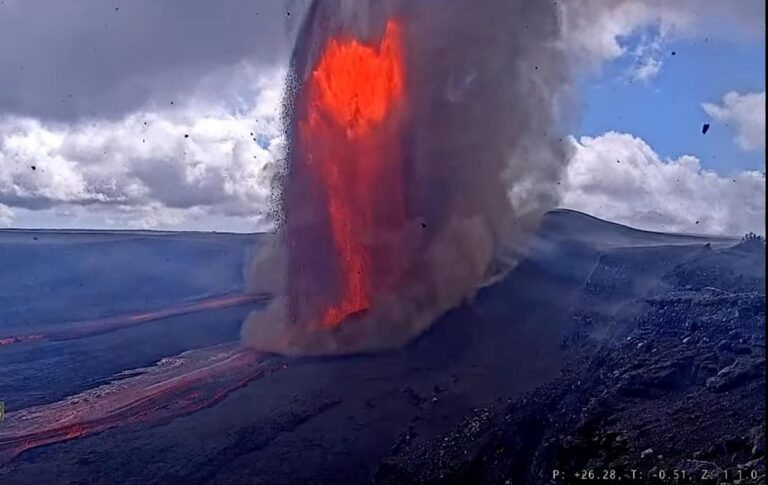 Фото для новини:Вулкан на Гаваях випустив фонтан лави у 480м