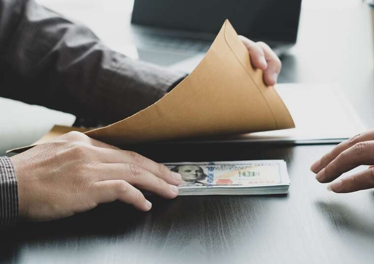 Фото для новини:Заступника антикорупційного відділу Міноборони Краснянського викрили на хабарі 16,5 тисяч доларів за допомогу ухилянтам