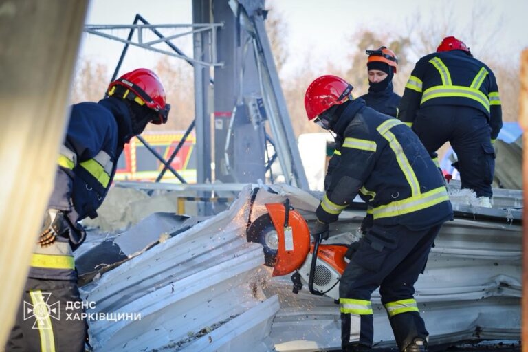 Фото для новини:Завершено рятувальні роботи на терміналі Нової пошти під Харковом
