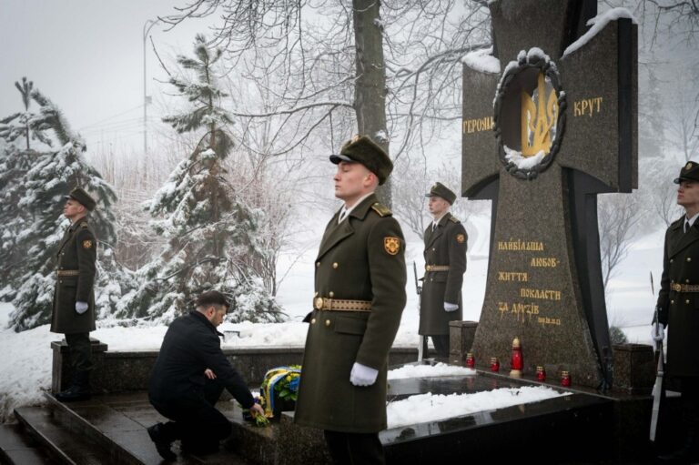 Фото для новини:Зеленський вшанував пам'ять Героїв Крут