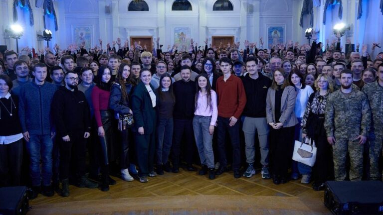 Фото для новини:Володимир Зеленський поспілкувався з викладачами та студентами Київського авіаційного інституту