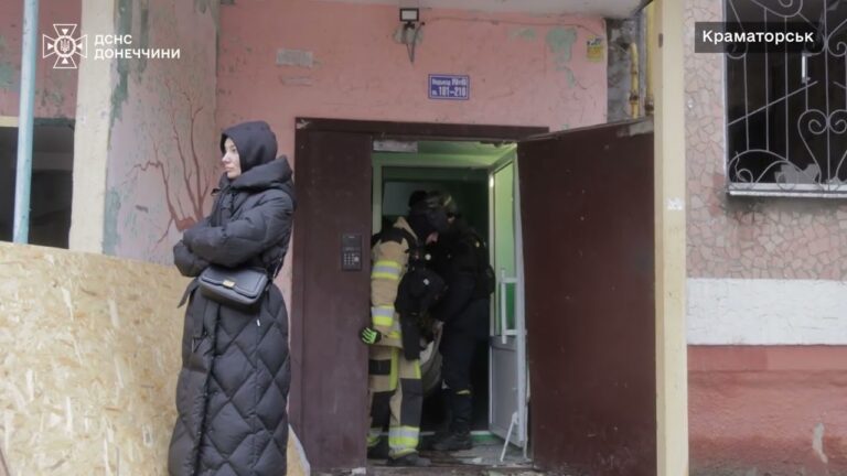 Фото для новини:Краматорськ: рятувальники надають допомогу людям після авіаудару