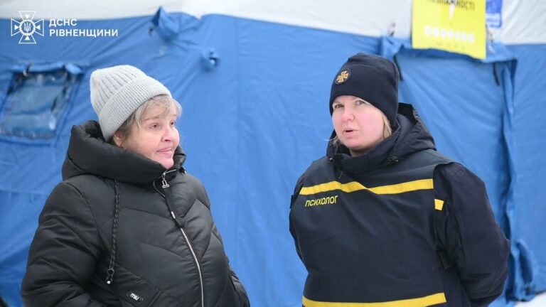 Фото для новини:У Рівному після російського обстрілу розгорнули мобільний Пункт незламності ДСНС