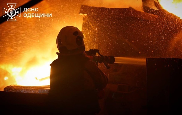 Фото для новини:Атака на Одесу: уражено газопровід, горять будинки