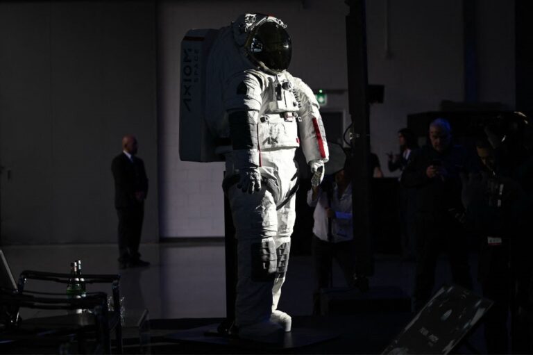 Фото для новини:Axiom Space залучила $350 млн на розробку скафандрів та "заміну" МКС