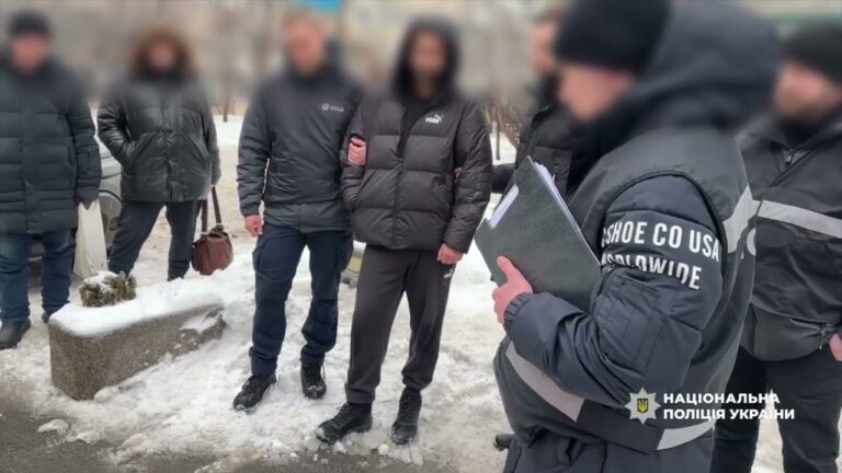 Фото для новини:Нацполіція затримала чоловіка за вимагання 37 тисяч доларів за «вирішення питань» у ТЦК та суді