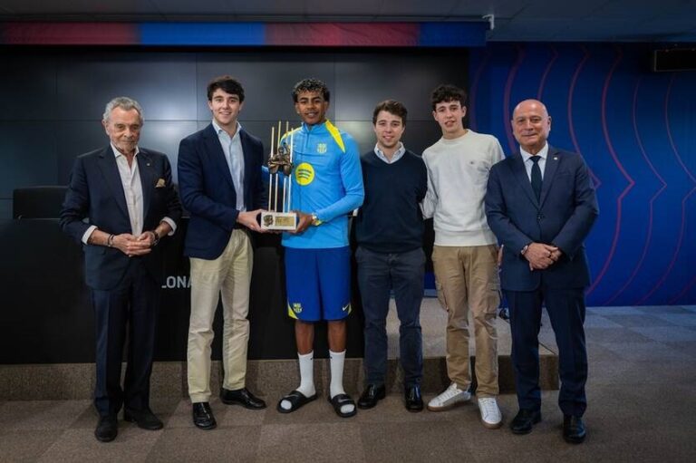 Фото для новини:Барселона вирішила ще раз відзначити Ямаля нагородою кращого гравця сезону